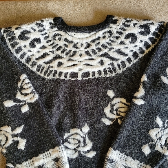 Vintage Sams Souci grey and white rose sweater size small​ - Picture 7 of 11